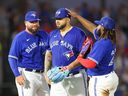 24 mars 2023 ;  Dunedin, Floride, États-Unis ;  Le joueur de premier but des Blue Jays de Toronto Vladimir Guerrero Jr. félicite après avoir quitté le match contre les Phillies de Philadelphie en septième manche lors de l'entraînement de printemps au TD Ballpark. 