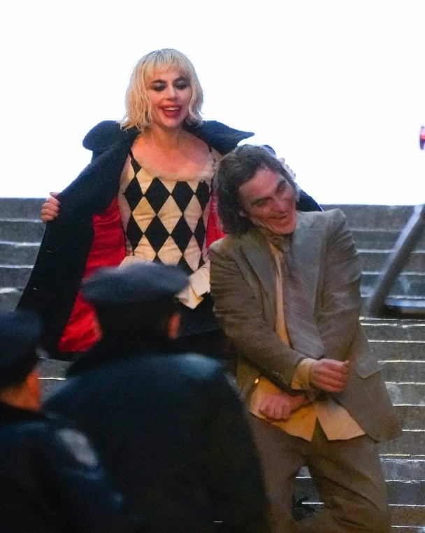 Les photos de production de Joker: Folie à Deux (Joker 2) montrent Lady Gaga et Joaquin Phoenix entièrement maquillés sur les escaliers en béton emblématiques du premier film.