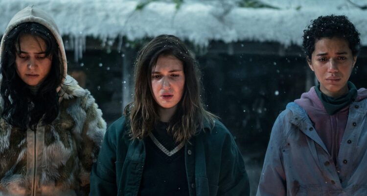 Teen Lottie, Shauna et Taissa dans la saison 2 de Yellowjackets, tous debout dans la neige devant la cabane.