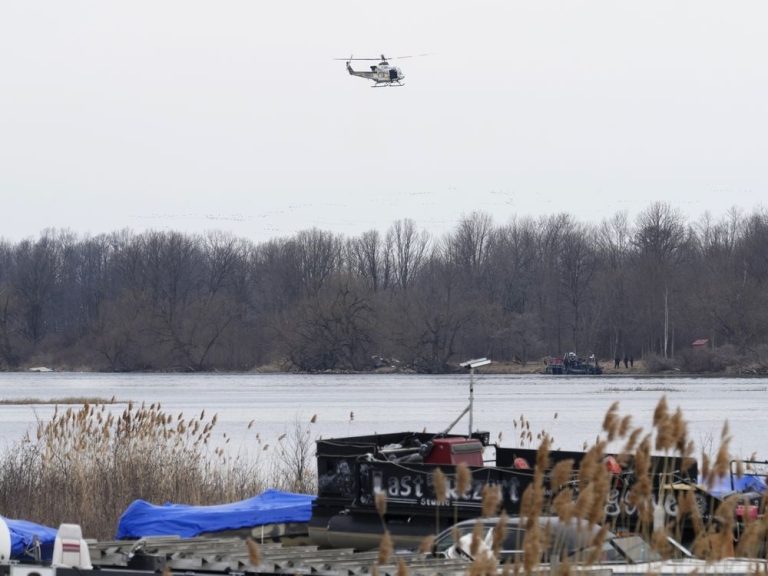 Toujours aucun signe d’homme disparu dont le bateau a été retrouvé près des corps de huit migrants