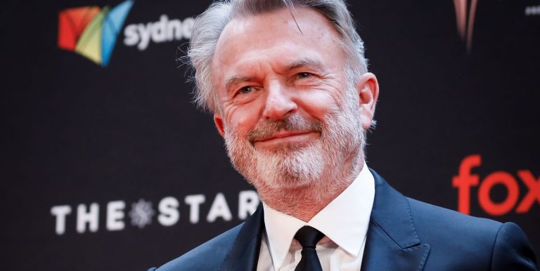 Sam Neill révèle pourquoi il a été "légèrement contrarié" par le marketing de Jurassic Park

