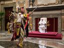 Un membre de la délégation chante et danse devant le pape François lors d'une audience aux délégations autochtones du Canada au Vatican le 1er avril 2022.