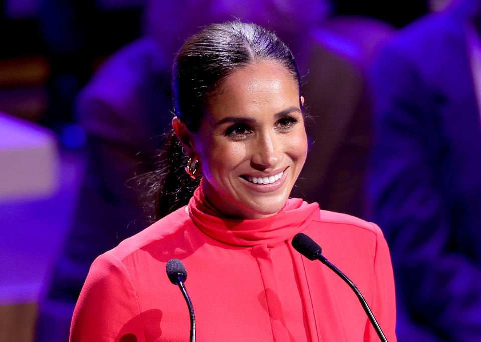 MANCHESTER, ANGLETERRE – 05 SEPTEMBRE: Meghan, duchesse de Sussex prononce le discours d'ouverture lors de la cérémonie d'ouverture du One Young World Summit 2022 au Bridgewater Hall le 05 septembre 2022 à Manchester, en Angleterre.  Le sommet annuel One Young World rassemble plus de deux mille des jeunes leaders les plus brillants de tous les pays et de tous les secteurs, travaillant à accélérer l'impact social à la fois en personne et numériquement.  Meghan est conseillère pour l'organisation, aux côtés de Justin Trudeau, Sir Richard Branson et Jamie Oliver, entre autres.  (Photo de Chris Jackson/Getty Images)