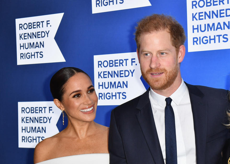 Le prince Harry, duc de Sussex, et Meghan, duchesse de Sussex, arrivent au gala du prix Robert F. Kennedy Human Rights Ripple of Hope 2022 au Hilton Midtown à New York le 6 décembre 2022. (Photo par ANGELA WEISS / AFP) (Photo par ANGELA WEISS/AFP via Getty Images)