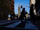 Des piétons se frayent un chemin le long du centre commercial de la rue Sparks à Ottawa. 