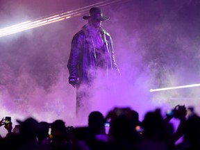 La star de World Wrestling Entertainment The Undertaker se rend sur le ring lors d'un match lors de l'événement Super Showdown de World Wrestling Entertainment (WWE) dans la ville portuaire saoudienne de Djeddah le 7 janvier 2019.