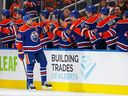 Les Oilers d'Edmonton célèbrent un but marqué par l'attaquant Leon Draisaitl (29 ans), son 48e de la saison en deuxième période contre les Ducks d'Anaheim à Rogers Place. 