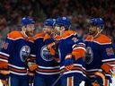 Mattias Ekholm (14 ans), Connor McDavid (97 ans), Evan Bouchard (2 ans) et Evander Kane (91 ans) des Oilers d'Edmonton se sont réunis lors de l'action de première période de la LNH contre les Stars de Dallas au Rogers Place à Edmonton, le jeudi 16 mars 2023. 