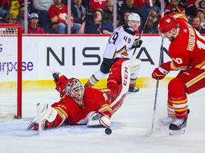 Le gardien Jacob Markstrom s'étire pour effectuer un arrêt contre l'attaquant des Ducks d'Anaheim Max Jones.