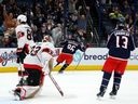 Kirill Marchenko des Blue Jackets de Columbus réagit après avoir marqué sur le gardien Cam Talbot des Sénateurs d'Ottawa pour le but gagnant en prolongation au Nationwide Arena dimanche soir.