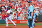 Le lanceur partant des Blue Jays, Chris Bassitt, regarde après avoir accordé son deuxième but à domicile lors de la première manche contre les Cardinals de St. Louis au Busch Stadium le 2 avril 2023 à St Louis. 