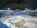 Construction et rénovations en cours au Rogers Centre ainsi que rendus d'artistes de ce à quoi le stade devrait ressembler une fois terminé. 