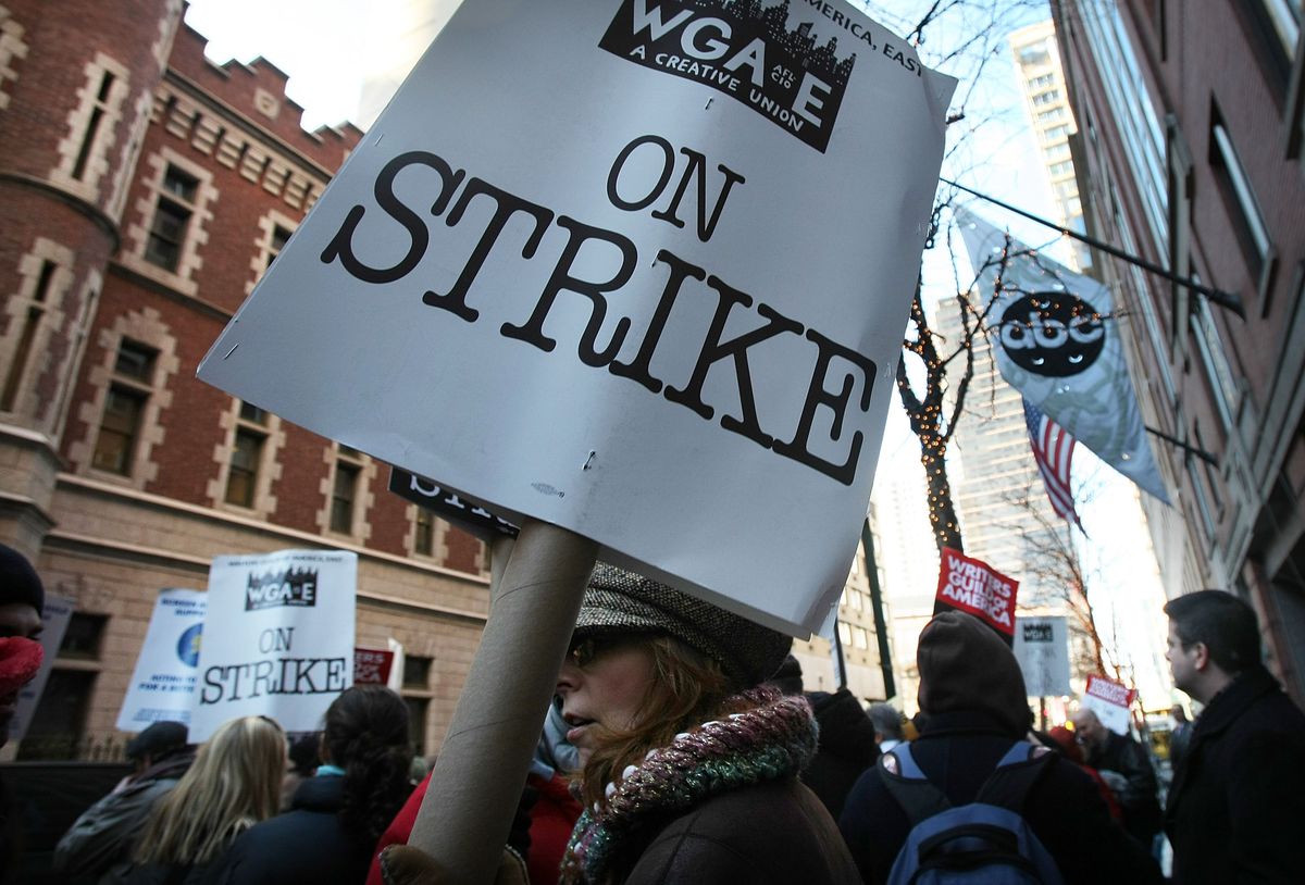 Writers Guild organise un piquet et un rassemblement devant les studios ABC à New York