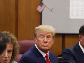 L'ancien président américain Donald Trump comparaît devant le tribunal pour une mise en accusation sur des accusations découlant de son inculpation par un grand jury de Manhattan, à New York, le 4 avril 2023.