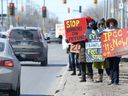 Des gens protestent contre ce qu'ils appellent les politiques ratées de la Banque Royale du Canada qui sapent la souveraineté autochtone et alimentent la crise climatique, près d'une succursale RBC à Winnipeg.  