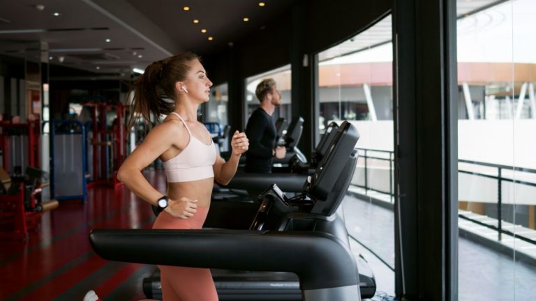 Oubliez la course – cet entraînement de marche de 20 minutes stimule votre métabolisme