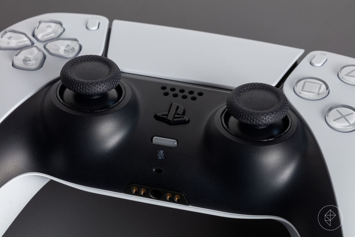 Gros plan sur les sticks analogiques d'une manette PS5