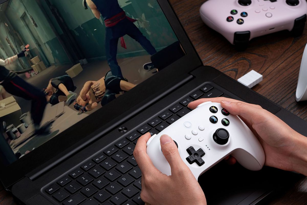 Le contrôleur 8BitDo Ultimate 2.4g connecté à un ordinateur portable, jouant au jeu vidéo Sifu.