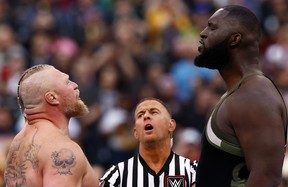 (LR) Brock Lesnar lutte contre Omos lors de WrestleMania Goes Hollywood au SoFi Stadium le 02 avril 2023 à Inglewood, Californie.  (Photo de Ronald Martinez/Getty Images)