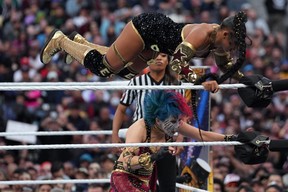 Bianca Belair (tenue noire) et Asuka (tenue marron) lors de Wrestlemania Night 2 au SoFi Stadium le 3 avril 2023. Joe Camporeale-USA TODAY Sports