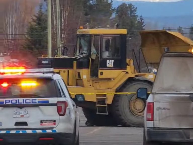 Un Canadien au volant d’un camion de roche « déchaîné » a tenté de percuter un véhicule de police.  C’est alors que des coups de feu ont été tirés