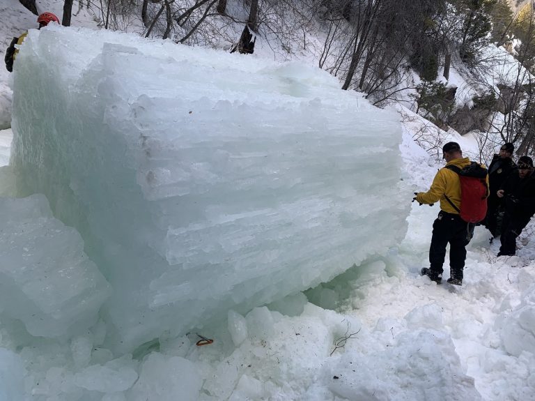 Une énorme colonne de glace tue un randonneur qui a poussé une autre femme en lieu sûr