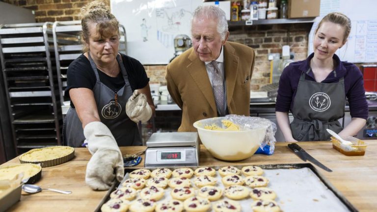 Le roi et la reine consort dégustent du gin et de la glace dans la « capitale alimentaire du Yorkshire »