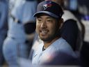 Yusei Kikuchi des Blue Jays de Toronto attend pour saluer ses coéquipiers dans la pirogue lors de la cinquième manche contre les Royals de Kansas City au Kauffman Stadium le 4 avril 2023 à Kansas City. 