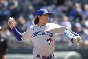 Le lanceur des Blue Jays Kevin Gausman lance à un frappeur des Royals de Kansas City lors de la première manche à Kansas City, Mo., le jeudi 6 avril 2023. Colin E. Braley / LA PRESSE ASSOCIÉE