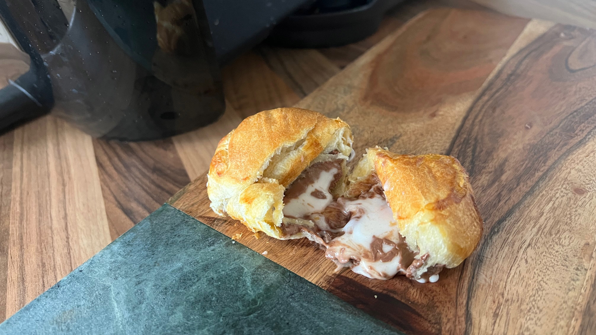 Un œuf à la crème enveloppé dans une pâte à croissant, qui a été cuit dans une friteuse à air