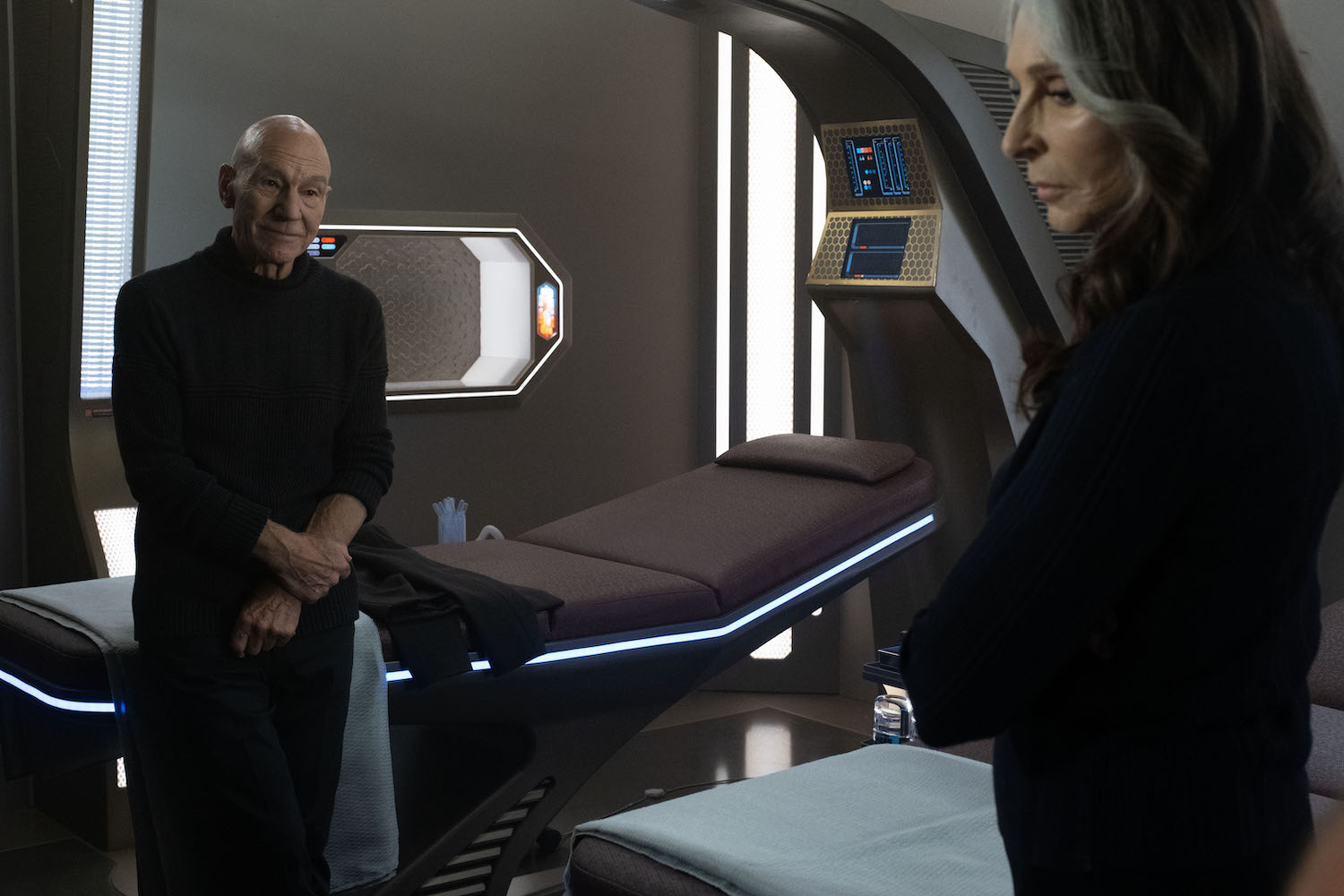 Patrick Stewart et Gates McFadden dans 