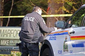 La police sur les lieux après qu'un homme s'est fait trancher la gorge dans un bus de Surrey le 1er avril 2023.