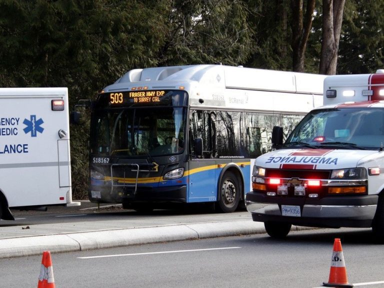 Un homme arrêté après avoir été égorgé dans un bus de la Colombie-Britannique fait face à de multiples accusations de terrorisme