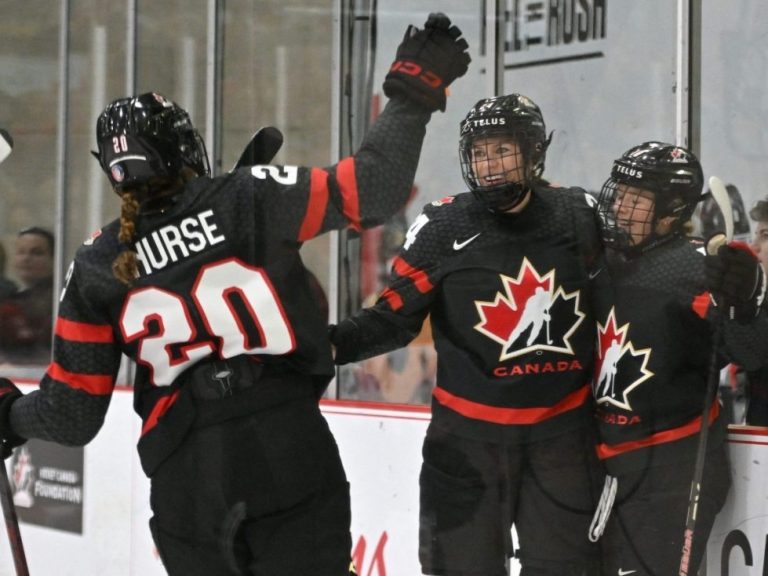 Les Canadiennes blanchissent la Suisse pour ouvrir le championnat du monde de hockey