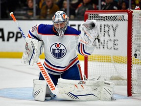 5 avril 2023 ;  Anaheim, Californie, États-Unis ;  Le gardien de but des Oilers d'Edmonton Jack Campbell (36 ans) effectue un arrêt de gant contre les Ducks d'Anaheim au cours de la deuxième période au Honda Center.  Crédit obligatoire : Gary A. Vasquez-USA TODAY Sports