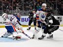 Le gardien de but des Oilers d'Edmonton Stuart Skinner (74) fait un arrêt sur un tir du centre des Kings de Los Angeles Zack MacEwen (17) en deuxième période au Crypto.com Arena. 