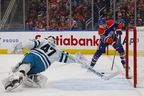 L'attaquant des Oilers Nick Bjugstad (72) marque un but en première période contre le gardien des Sharks de San Jose James Reimer au Rogers Place lundi soir.