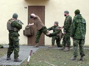 Des soldats canadiens en Pologne où, avec des troupes polonaises et britanniques, ils entraînent des soldats ukrainiens.