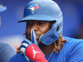 Le joueur de premier but des Blue Jays de Toronto Vladimir Guerrero Jr. réagit après avoir frappé un home run contre les Yankees de New York lors de la première manche lors de l'entraînement de printemps au TD Ballpark.