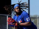 Le joueur de premier but des Blue Jays de Toronto, Vladimir Guerrero Jr., travaille sur des exercices de première base lors de l'entraînement printanier de baseball à Dunedin, en Floride, le mercredi 22 février 2023.