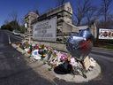 Un ballon avec les noms des victimes est vu à un mémorial à l'entrée de The Covenant School le mercredi 29 mars 2023 à Nashville, Tennessee.