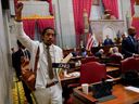 Justin Jones porte son étiquette après un vote à la Chambre des représentants du Tennessee pour l'expulser pour son rôle dans une manifestation de contrôle des armes à feu à la Statehouse la semaine dernière, à Nashville, le jeudi 6 avril 2023.