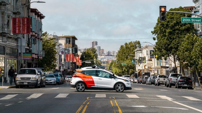 Cruise rappelle 300 robotaxis et publie une mise à jour logicielle après s’être écrasé dans un bus de la ville