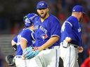 Le lanceur partant des Blue Jays de Toronto Alek Manoah (6) réagit après avoir dû quitter le match contre les Phillies de Philadelphie en septième manche lors de l'entraînement de printemps au TD Ballpark.  