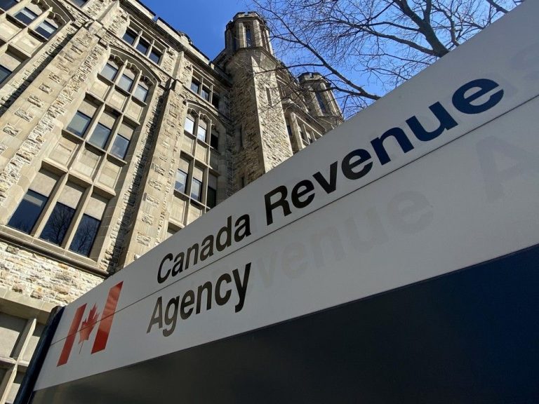 Les travailleurs de l’Agence du revenu du Canada votent en faveur de la grève