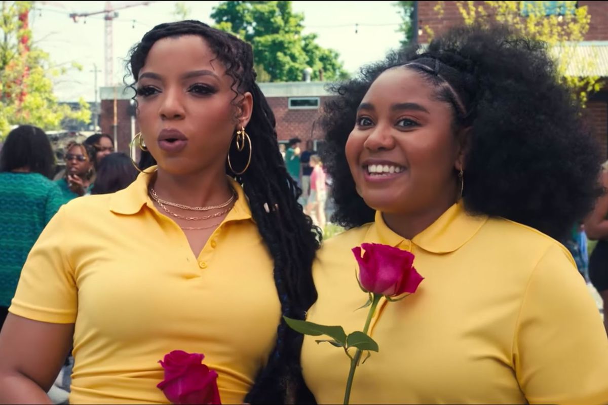 Chloe Bailey et Anjelika Washington tiennent des roses et portent des chemises à col jaune dans Praise This.