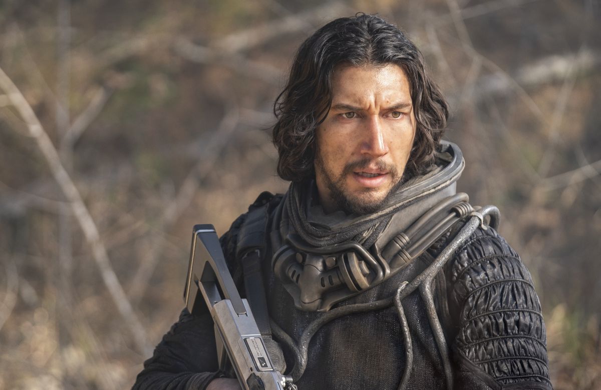 Adam Driver a l'air échevelé et tient un pistolet futuriste en 65