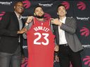 Fred VanVleet avec le président Masai Ujiri et le directeur général Bobby Webster (R) à Toronto, Ont.  le vendredi 6 juillet 2018. 