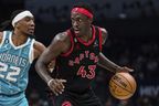 Xavier Sneed (à gauche) des Charlotte Hornets garde Pascal Siakam des Raptors pendant la seconde mi-temps à Charlotte, Caroline du Nord, le mardi 4 avril 2023. 