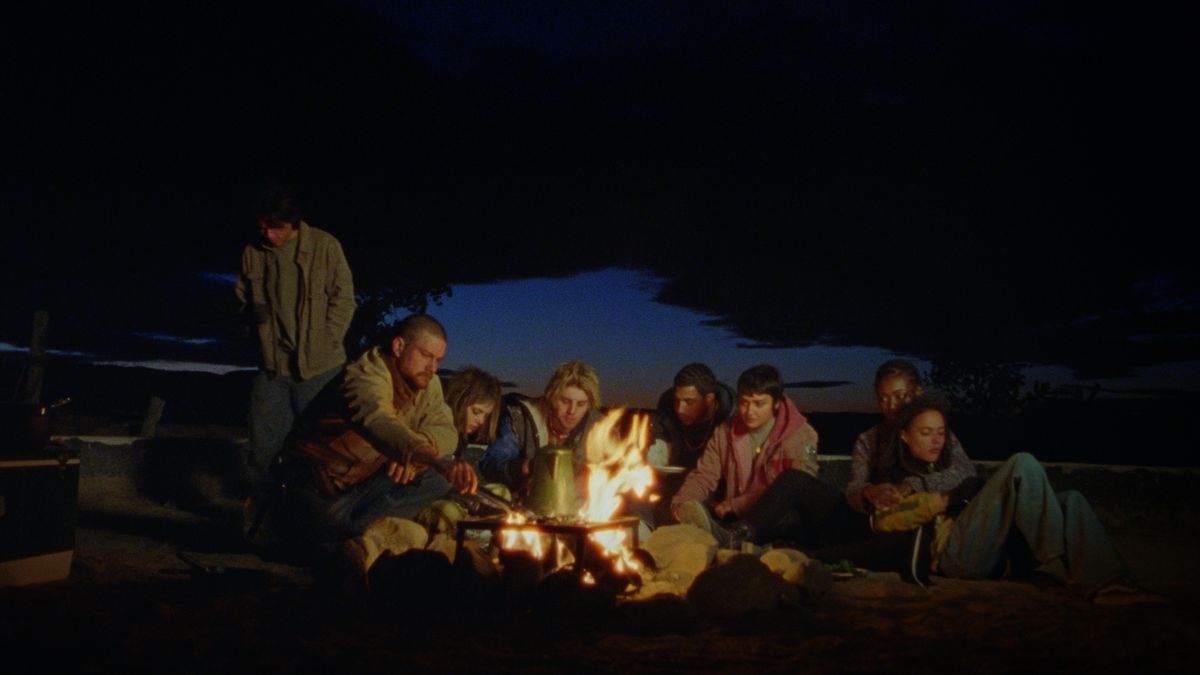 Le groupe de jeunes autour d'un feu de camp dans How to Blow Up a Pipeline